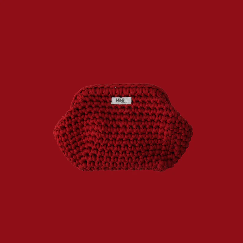 Ročno kvačkana Rdeča torbica Clutch mini iz 100 % bombaža na rdečem ozadju