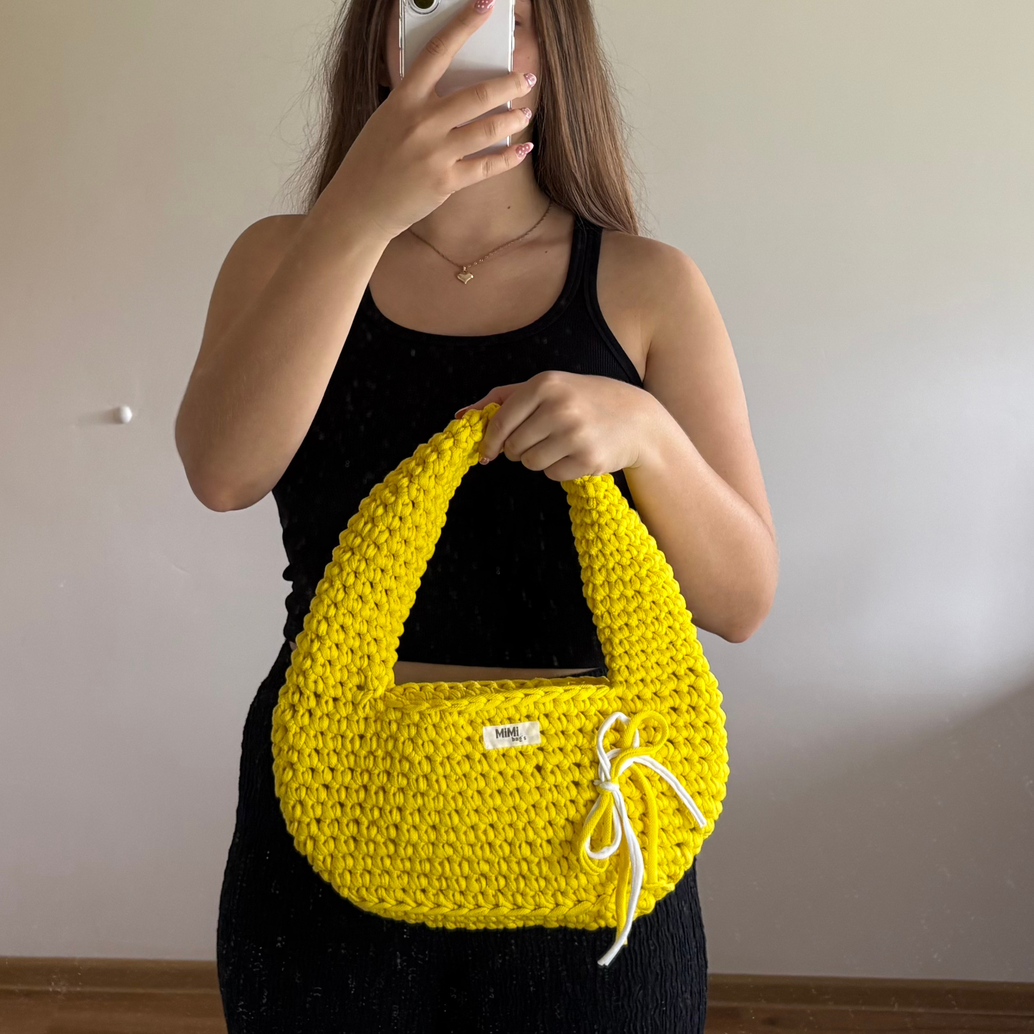 Rumena torbica Elegant Arc na modelu – ročno kvačkana torbica Mimibags