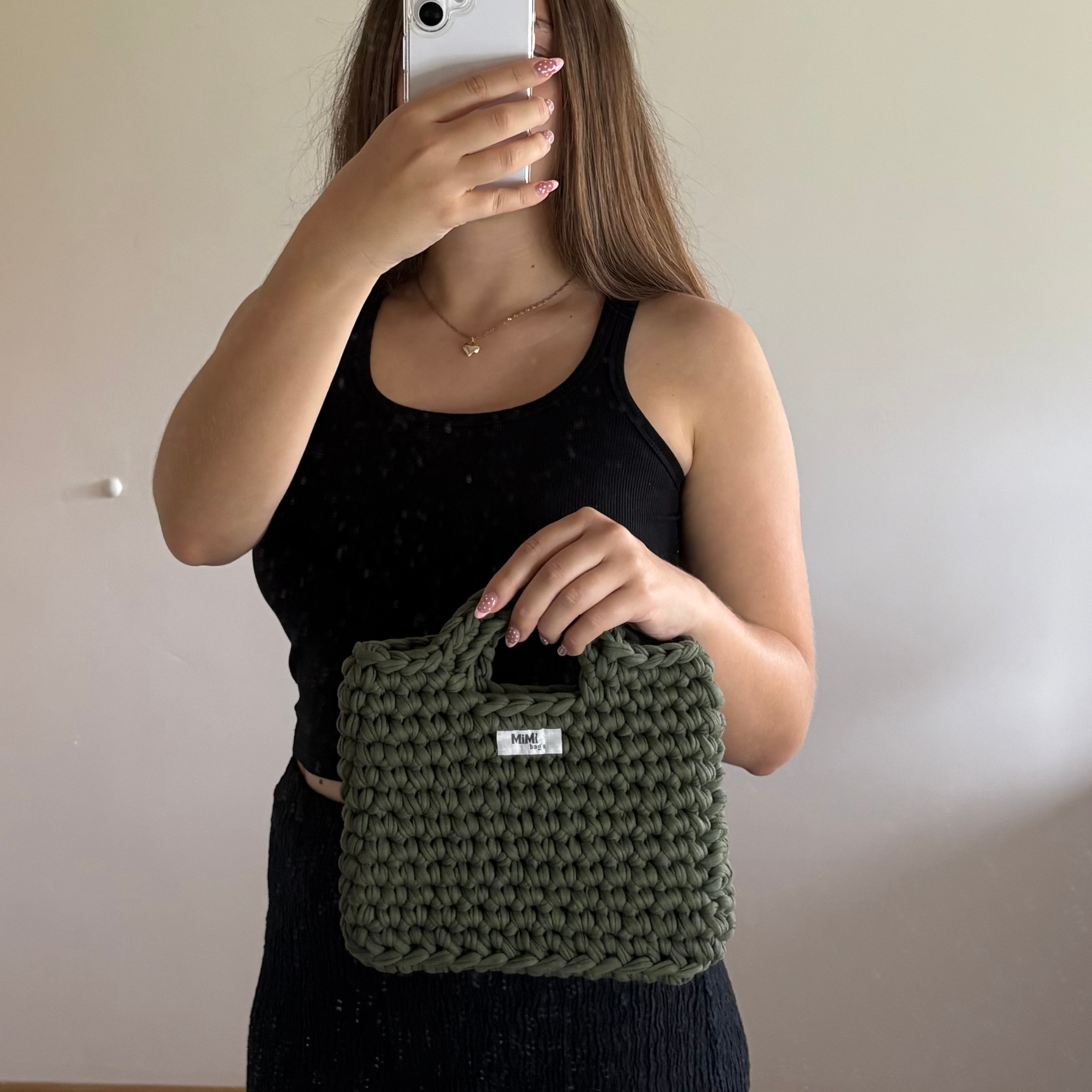 Model drži olivno torbico Handy – ročno kvačkana torbica Mimibags v olivno zeleni barvi