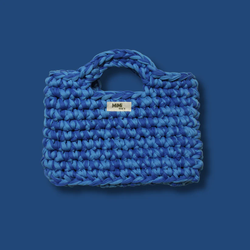 Modra torbica Handy Special iz kolekcije Ocean Bliss – ročno kvačkana torba z ročajem.