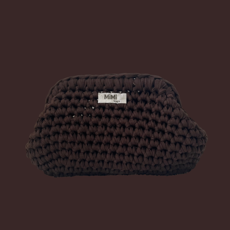 Ročno kvačkana rjava torbica Clutch mini – elegantna izbira za večerne priložnosti.