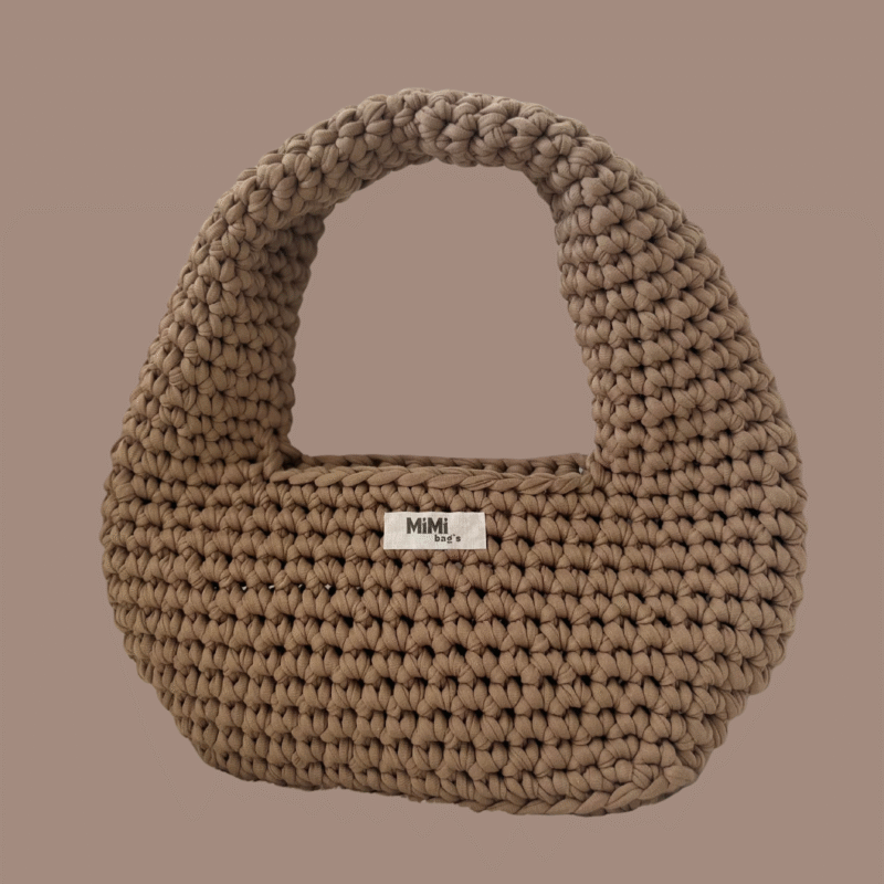 Kavna rjava torbica Elegant arc iz kolekcije mimibags na enobarvnem ozadju.